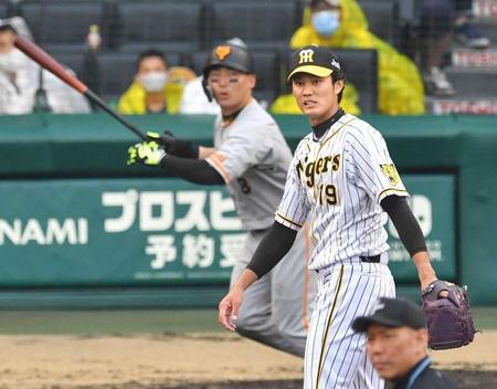 　８回、丸（奥）に中越え２ランを浴びた藤浪