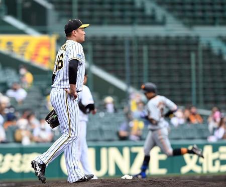 ６回、秋山は松原に先制２ランを許す（撮影・山口登）