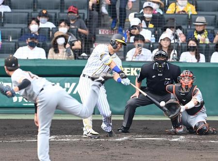 ６回、畠から１８号ソロを放つ佐藤輝（撮影・飯室逸平）