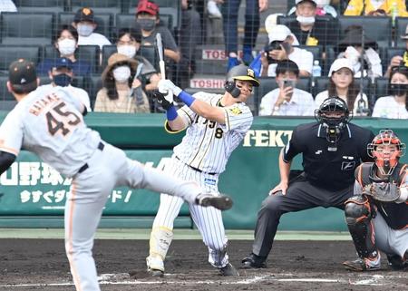 ６回、畠世周から１８号ソロを放つ佐藤輝（撮影・飯室逸平）