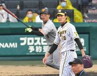 　８回、丸（奥）に中越え２ランを浴びた藤浪