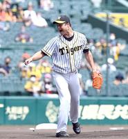 ファーストピッチセレモニーで全力投球するティモンディ・高岸宏行＝甲子園（撮影・山口登）