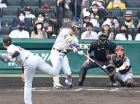 ６回、畠から１８号ソロを放つ佐藤輝（撮影・飯室逸平）