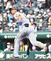 ６回、ソロを放つ佐藤輝（撮影・北村雅宏）