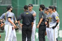 １回途中に降板するチェン（中央）＝撮影・西岡正