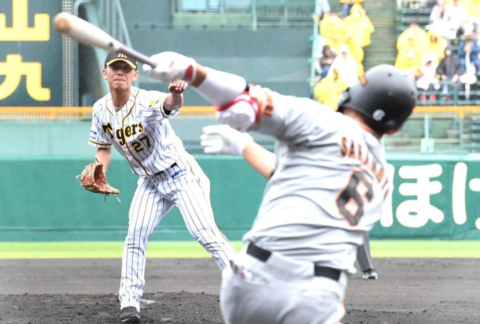 　巨人打線相手に力投する伊藤将