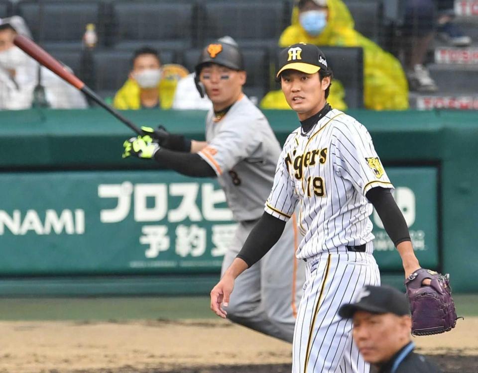 　８回、丸（奥）に中越え２ランを浴びた藤浪