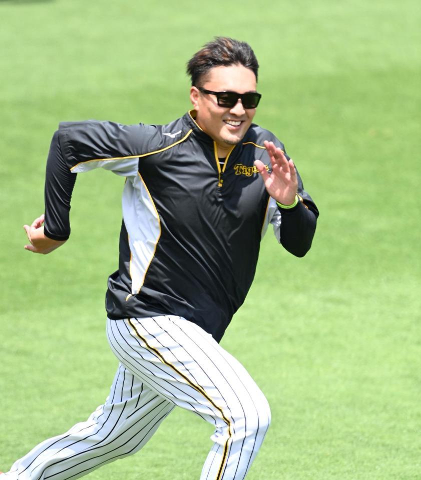 　外野をダッシュする秋山（撮影・飯室逸平）