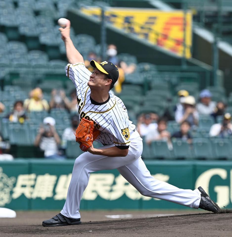 ファーストピッチセレモニーで全力投球するティモンディ・高岸宏行＝甲子園（撮影・山口登）