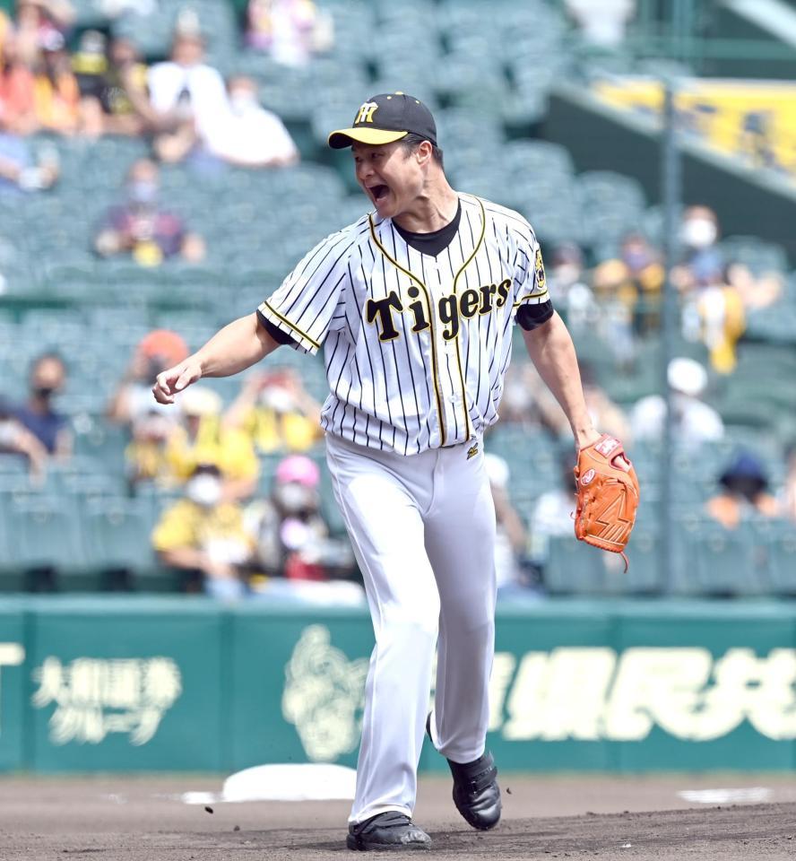 ファーストピッチセレモニーで全力投球するティモンディ・高岸宏行＝甲子園（撮影・山口登）