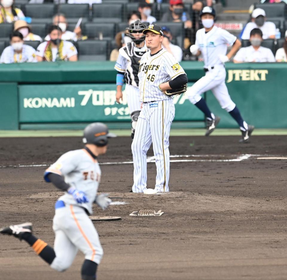６回、松原に先制２ランを浴び、ぶぜんと表情で立ちつくす秋山（撮影・飯室逸平）