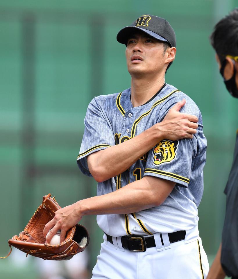 左肩をおさえ、１回途中に降板するチェン（撮影・西岡正）