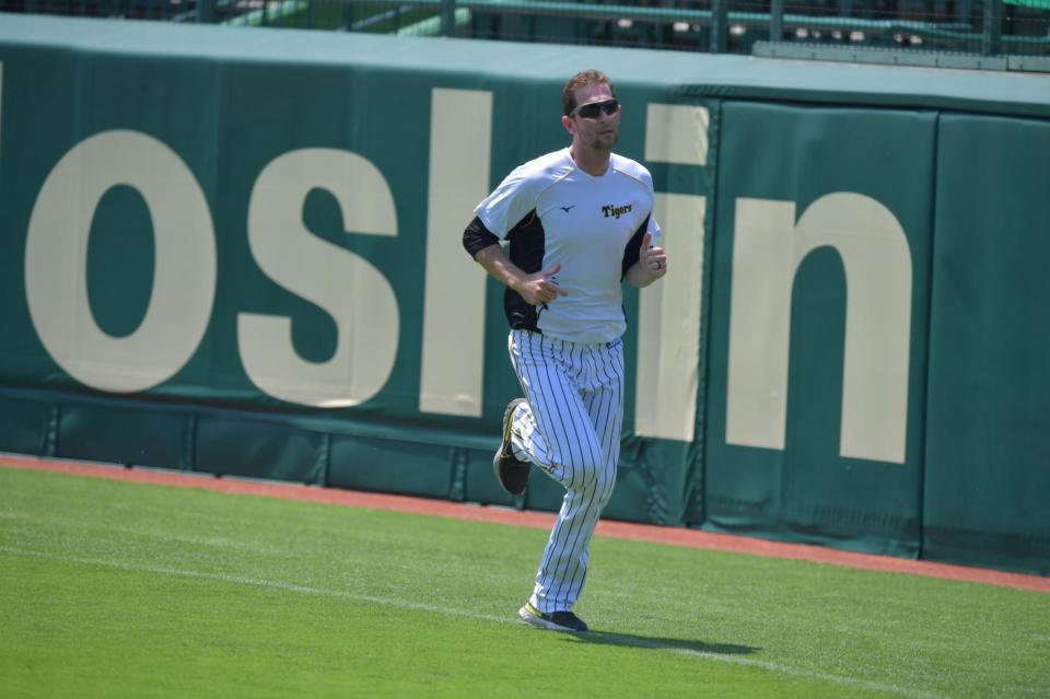 ランニングで汗を流す阪神　ジョー・ガンケル（撮影・神子素慎一）