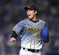 　６回、高橋周を併殺に仕留め声を出す青柳（撮影・田中太一）