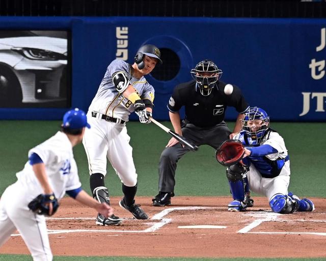 惜しい！阪神・佐藤輝、あと数センチで本塁打　フェンス最上部直撃二塁打で先制呼ぶ