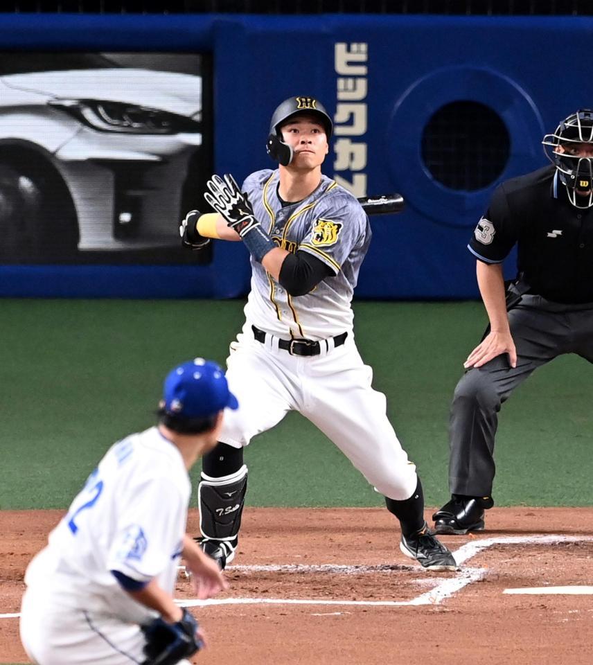 ２回、佐藤輝は左中間に二塁打を放つ＝バンテリンドーム（撮影・山口登）