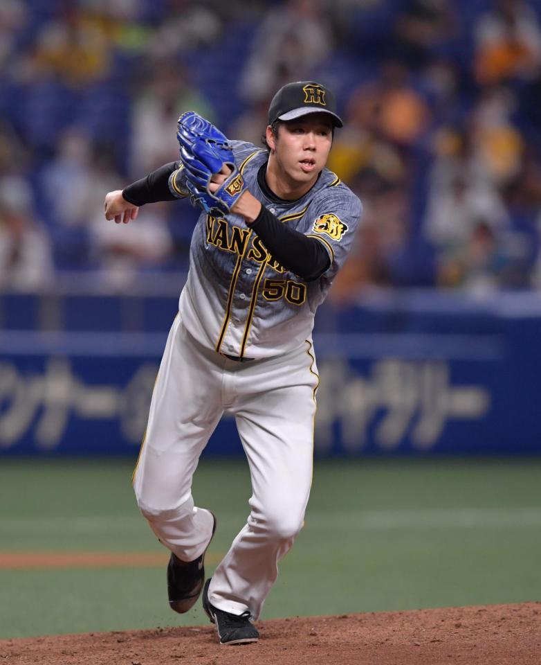 　打球を追いマウンドを駆け下りる青柳（撮影・神子素慎一）