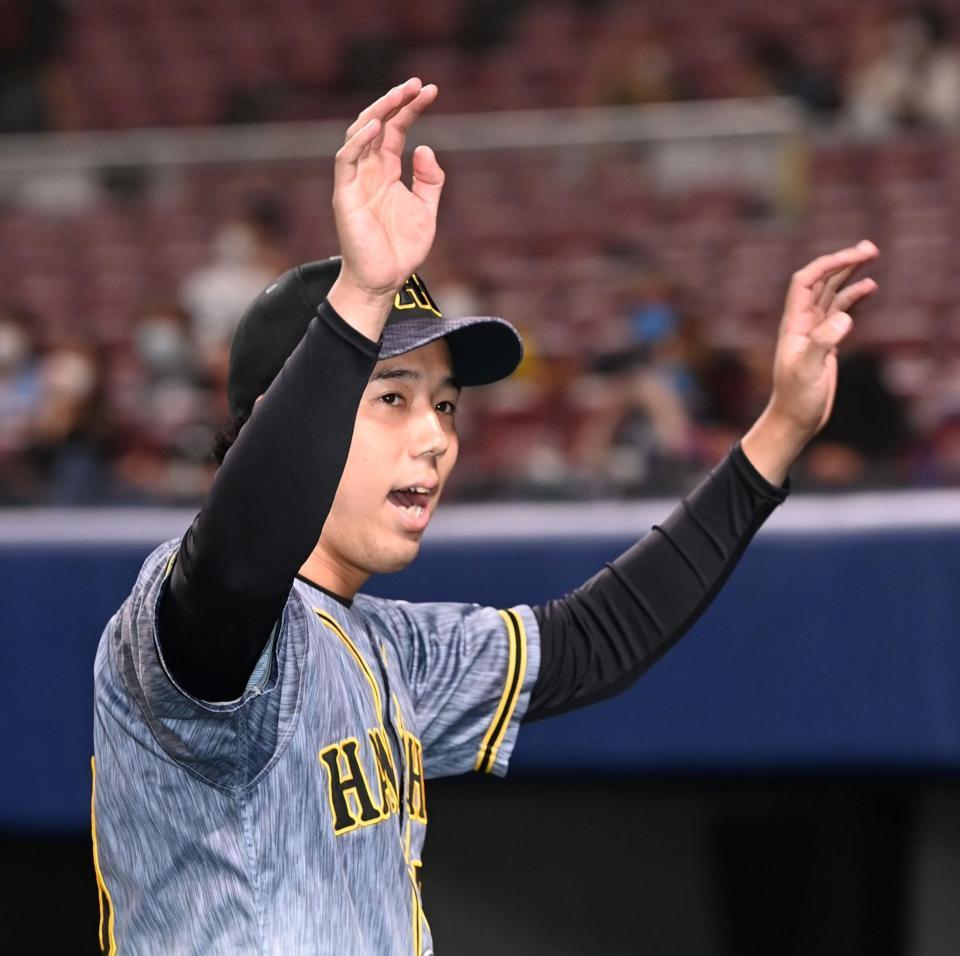 　ヒーローインタビュー後、スタンドの声援に応える青柳（撮影・田中太一）