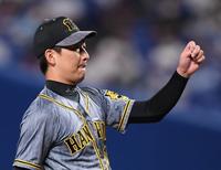 　８回、中日打線を無失点に抑える岩崎（撮影・田中太一）
