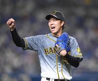 ６回、高橋周を併殺に仕留めガッツポーズを決める青柳　