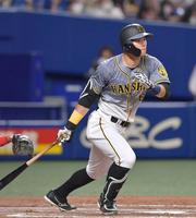 ９回、右前打を放った佐藤輝　