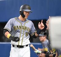 ２回、糸原の適時打で生還し笑顔を見せる佐藤輝　