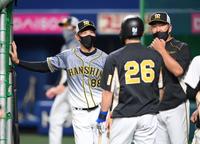 　北條（手前）と笑顔で話をする矢野監督（撮影・田中太一）