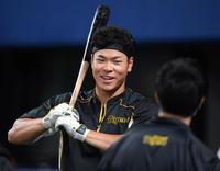 　練習で笑顔を見せる佐藤輝（撮影・田中太一）