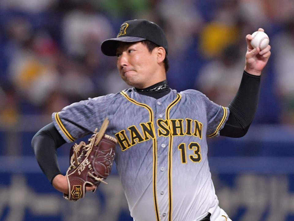 　８回から登板し力投する岩崎（撮影・神子素慎一）