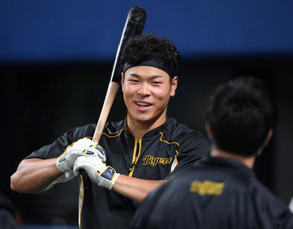 　練習で笑顔を見せる佐藤輝（撮影・田中太一）