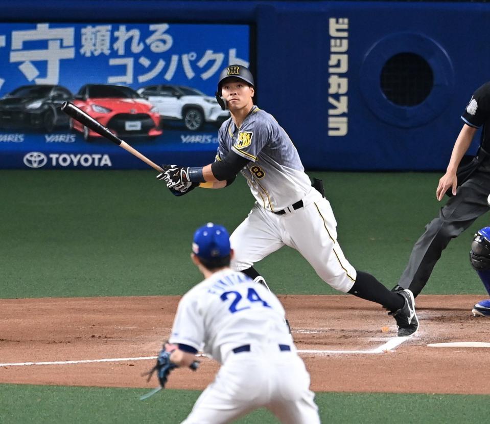 　６回、佐藤輝は中越えに同点ソロを放つ（撮影・山口登）