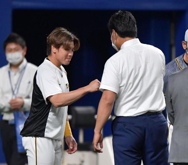 五輪代表追加招集の阪神・梅野が稲葉監督に笑顔であいさつ