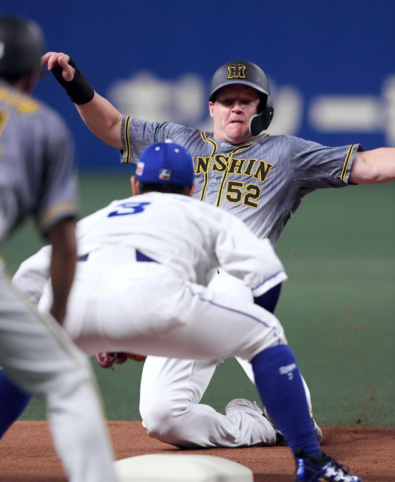 　２回、糸原の安打で三塁へすべり込むもアウトとなるサンズ