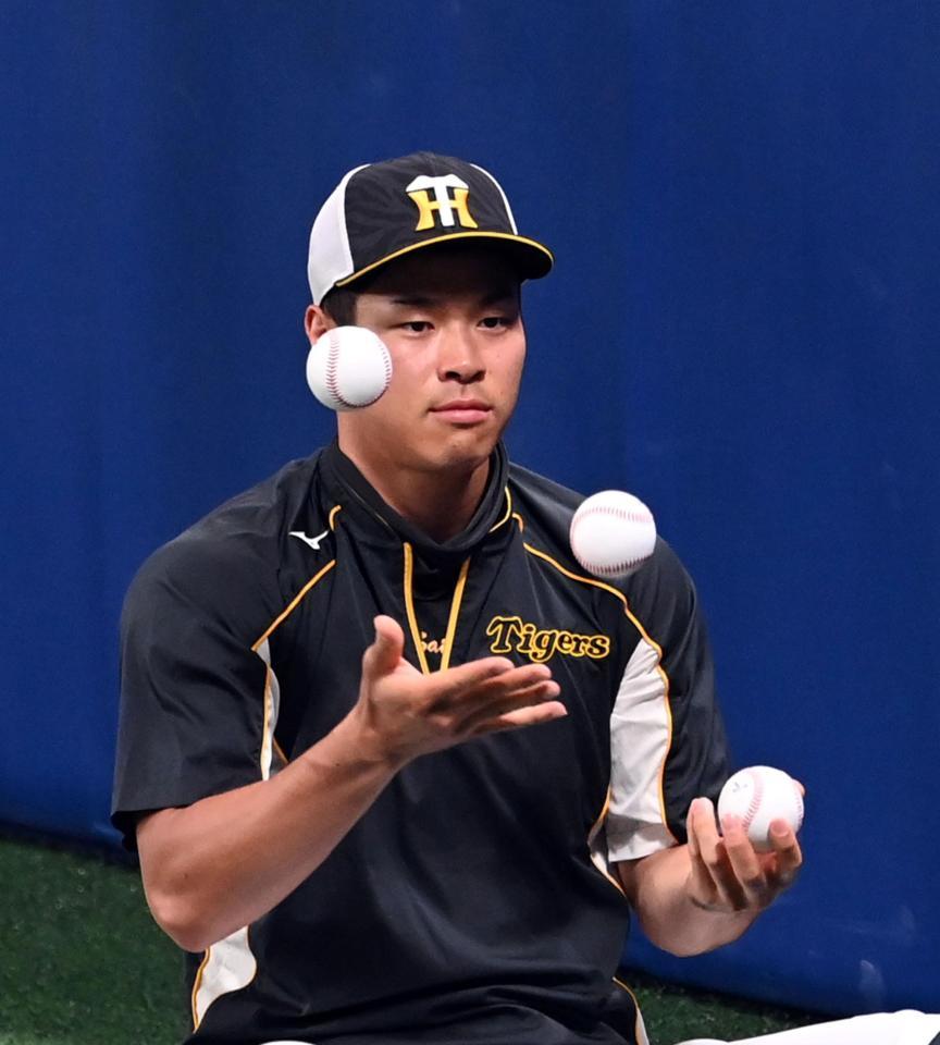 ジャグリングする阪神・佐藤輝（撮影・山口登）