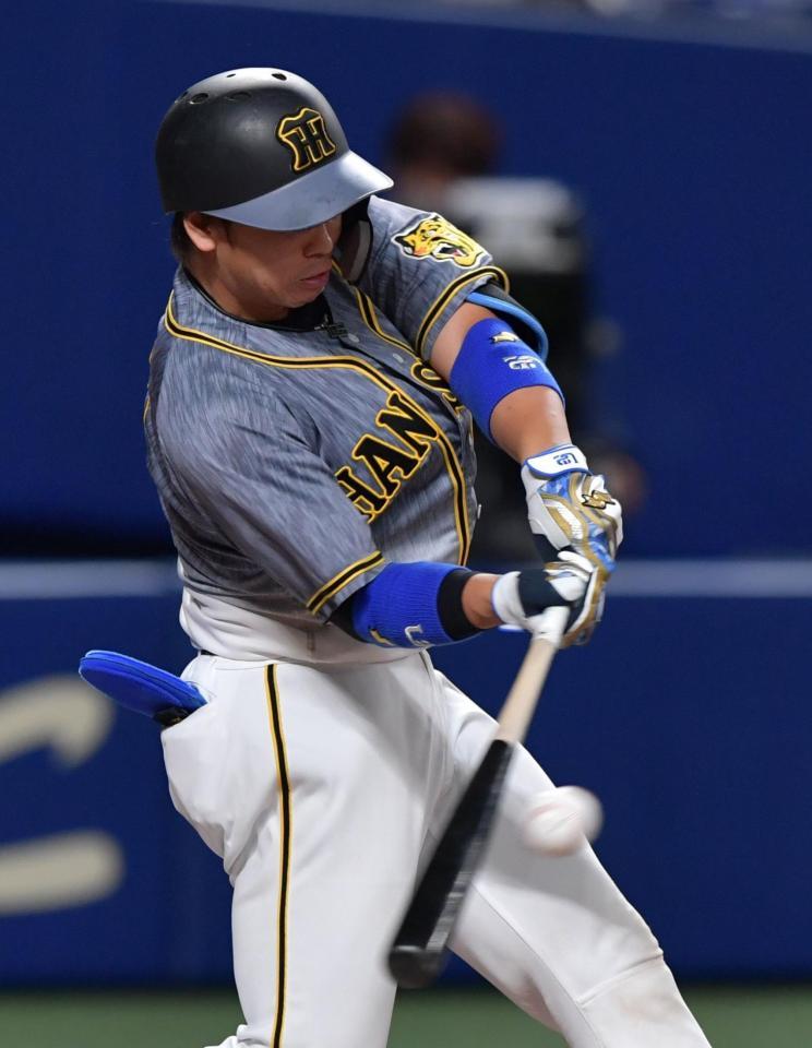 ３回、右前打を放つ阪神・梅野（撮影・神子素慎一）