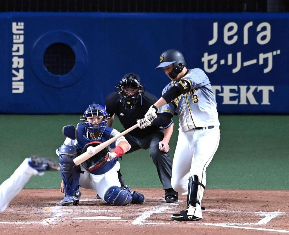 　４回、大山は左前打を放つ