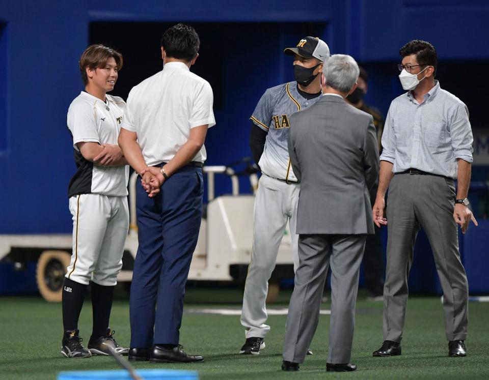 　日本代表・稲葉監督と話す梅野