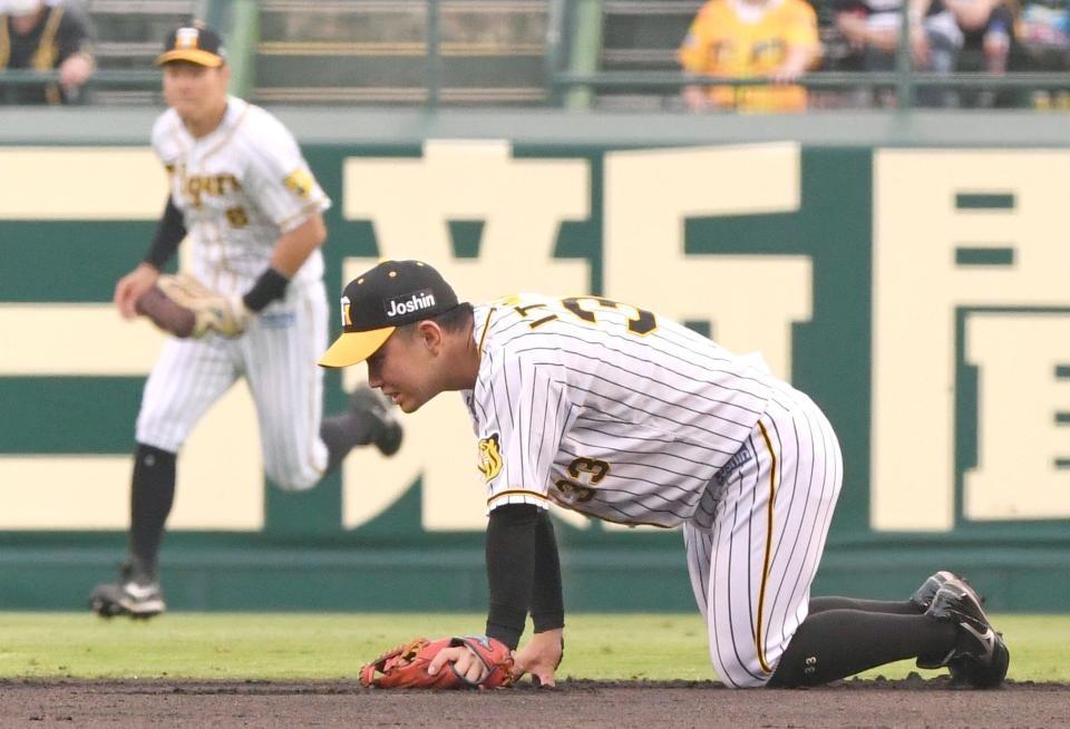 １回、ＤｅＮＡ・桑原の打球を後逸する阪神・糸原＝甲子園（撮影・田中太一）