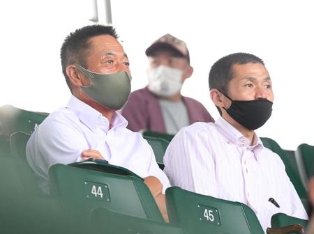 　スタンドから西勇の投球を見つめる菰野高校野球部の戸田直光監督（左）と同校の元コーチで伊賀つばさ学園の教員・佐藤良さん