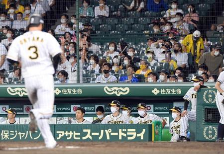 　９回、三走・大山が残塁に終わり、ＤｅＮＡに完封負けを喫する矢野監督（右から２人目）ら阪神ベンチ