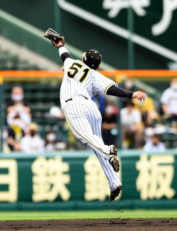 ４回、オースティンの放った打球を好捕する中野＝甲子園（撮影・北村雅宏）