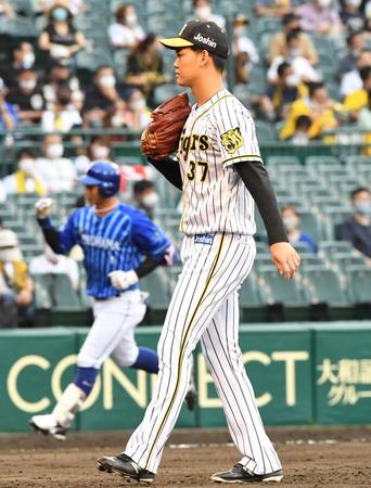 　７回、ＤｅＮＡ・桑原に逆転となる２ランを浴びた阪神・及川（撮影・北村雅宏）