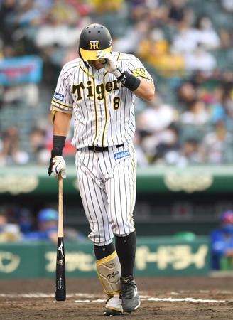 ７回、空振り三振に倒れ、残念がる阪神・佐藤輝（撮影・北村雅宏）