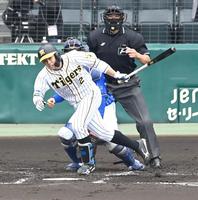 ２回、先制タイムリーを放つ梅野＝甲子園（撮影・飯室逸平）