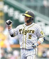 ２回、先制となる適時打を放ち、拳を握り締める梅野＝甲子園（撮影・北村雅宏）