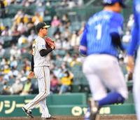 　７回、桑原に逆転２ランを打たれた阪神・及川（撮影・吉澤敬太）