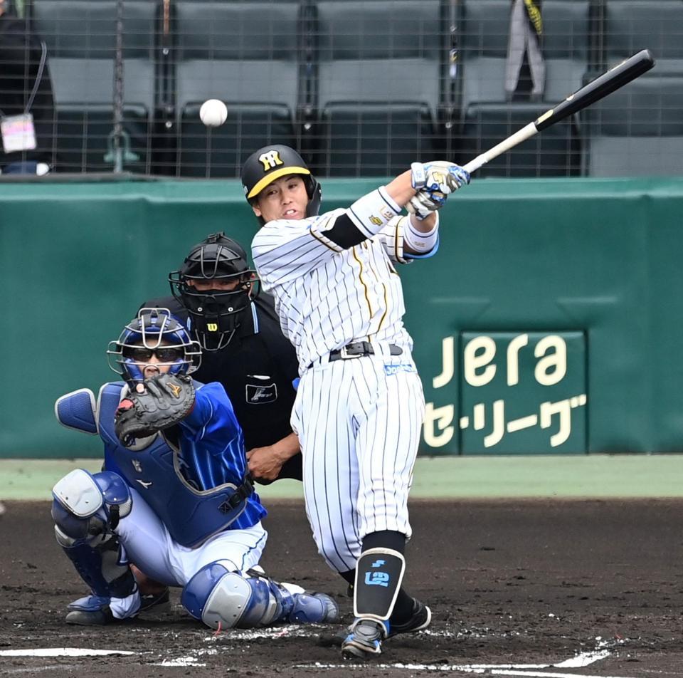 ２回、先制タイムリーを放つ梅野＝甲子園（撮影・飯室逸平）