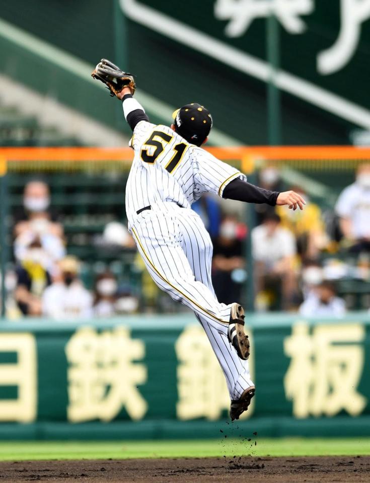 ４回、オースティンの放った打球を好捕する中野＝甲子園（撮影・北村雅宏）