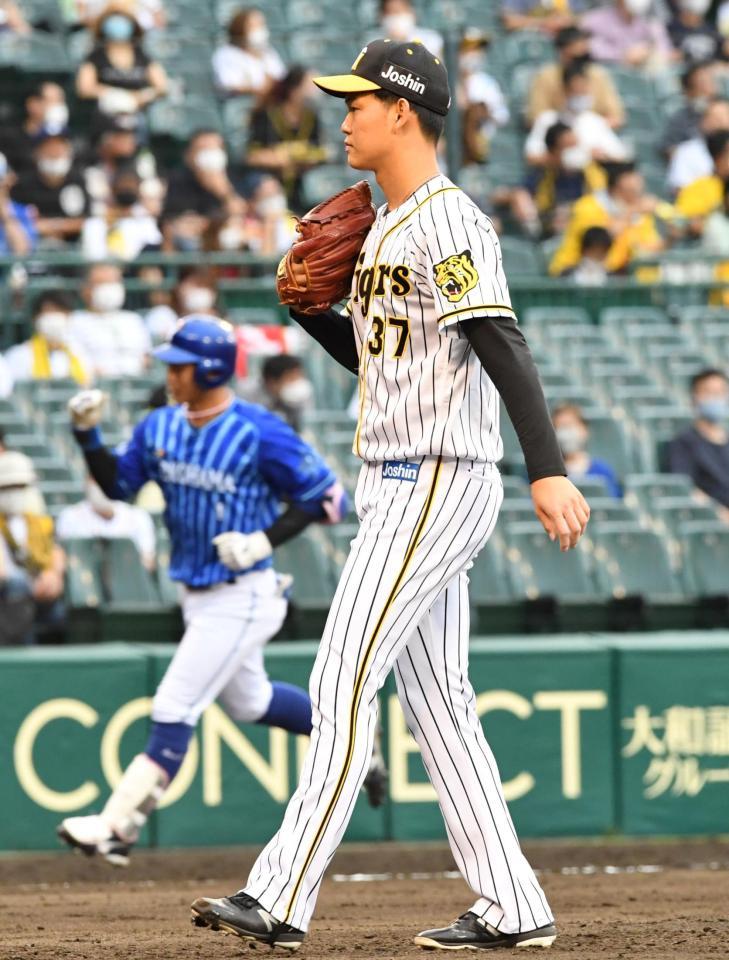 　７回、ＤｅＮＡ・桑原に逆転となる２ランを浴びた阪神・及川（撮影・北村雅宏）