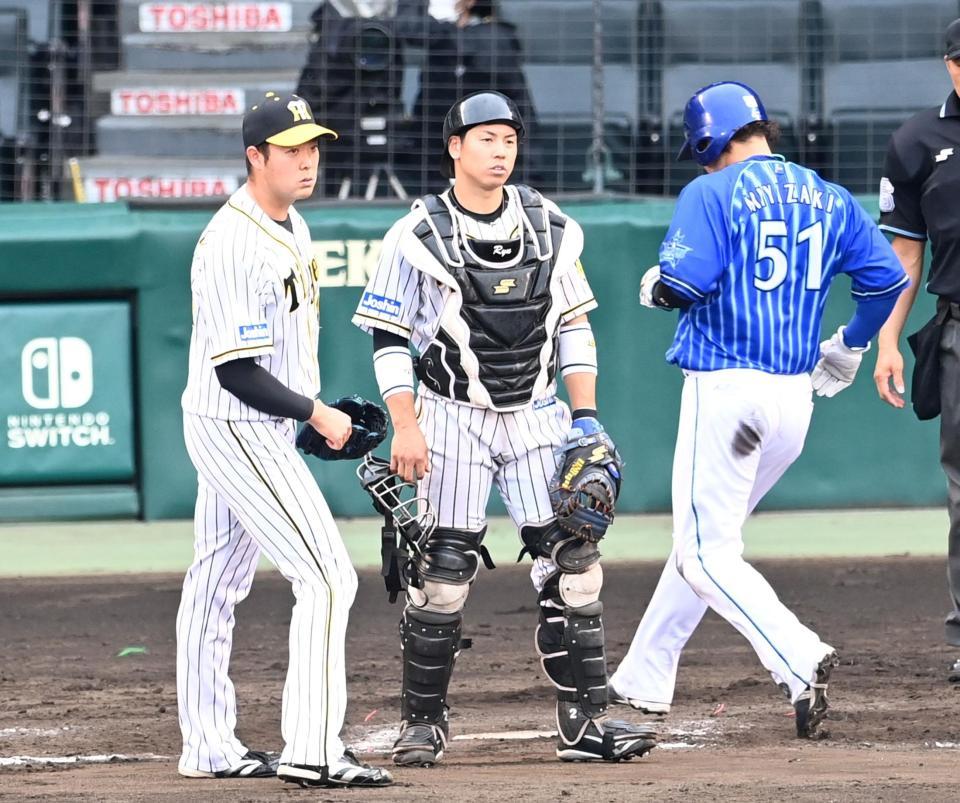 　８回、追加点を許しぼう然とする阪神・斎藤と梅野のバッテリー（撮影・飯室逸平）